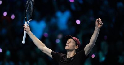 Jannik Sinner defends ATP Finals title after edging out Carlos Alcaraz