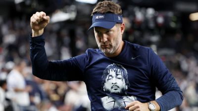 Cowboys honor Marshawn Kneeland in dominant win over Raiders - ESPN