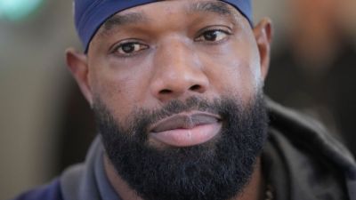 Broncos' Marcedes Lewis, 41, becomes oldest TE in NFL game - ESPN