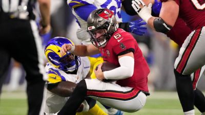 Bucs' Baker Mayfield exits Rams loss with left shoulder sprain - ESPN