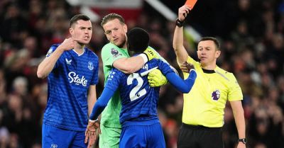 Everton beat Man Utd despite Idrissa Gana Gueye red for slapping Michael Keane