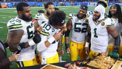 Packers' Jordan Love feasts on Thanksgiving with 4 TDs in win - ESPN