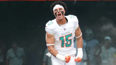 Sources: Eagles land Jaelan Phillips in trade with Dolphins - ESPN