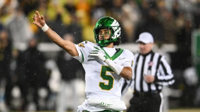 Dan Lanning - Oregon saves CFP hopes, escapes Iowa on last-second field goal - ESPN - espn.com - state Oregon - state Iowa - county Drew - county Stevens
