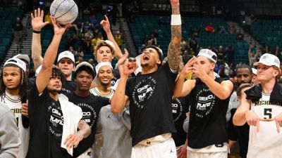 Michigan rises to No. 3 in AP Top 25 men's basketball poll - ESPN - espn.com - state Arizona - state Tennessee - state North Carolina - Bahamas - state Michigan - state Iowa - county San Diego