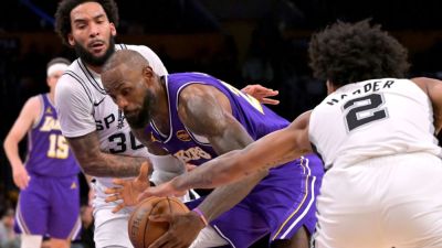 Lakers focus on reeling D, not playoff talk, after loss to Spurs - ESPN