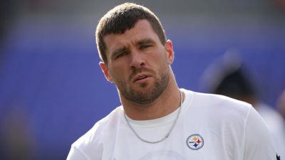 Steelers' T.J. Watt at hospital having lung evaluated - ESPN