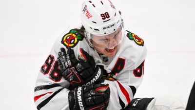 Blackhawks' Bedard hurt on last-second faceoff, out Saturday - ESPN