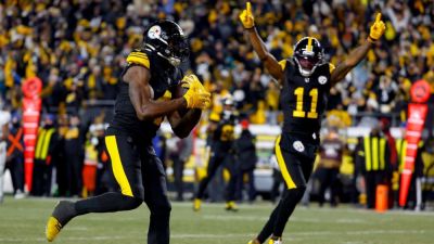 Aaron Rodgers helps lead Steelers past Dolphins - ESPN