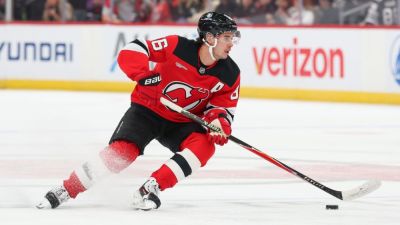 Devils' Jack Hughes returns to lineup after 'freak' hand injury - ESPN