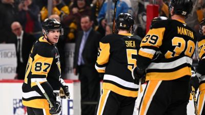 Sidney Crosby passes Mario Lemieux as Penguins' top scorer - ESPN