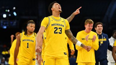 Michigan closing gap on No. 1 Arizona in AP men's hoops poll - ESPN - espn.com - state Arizona - state Tennessee - state Texas - county Christian - state Michigan - state Iowa - state Arkansas - county San Diego - state Nebraska