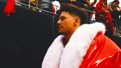 Getting in the Holiday Spirit: Star QBs Dish Out Gifts to Offensive Linemen, Fans