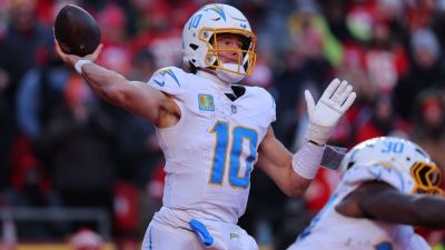 Chargers' Herbert admits '24 playoff flop has stayed with him - ESPN