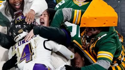 Bay - Mark Andrews - Nick Wright - Lamar Jackson - Packers fan pushes Ravens wide receiver Zay Flowers during TD celebration - foxnews.com
