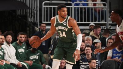 Bucks' Giannis Antetokounmpo out for game with right calf strain - ESPN
