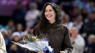 Hall of Famer Sue Bird sees jersey retired at UConn - ESPN