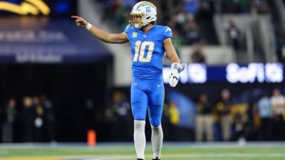 Chargers' Justin Herbert shows grit in OT win after hand surgery - ESPN