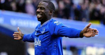 Flying start sets Everton on the way to thumping win against Leicester