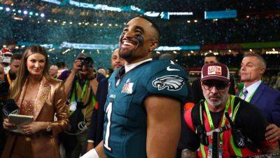 Eagles quarterback Jalen Hurts named MVP of Super Bowl LIX - ESPN