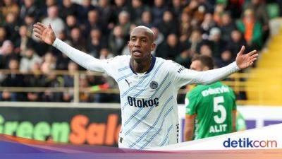 Cristiano Ronaldo - Jose Mourinho - Anderson Talisca - Momen Pemain Baru Mourinho Tersungkur, Kena Timpuk Saat Rayakan Gol - sport.detik.com
