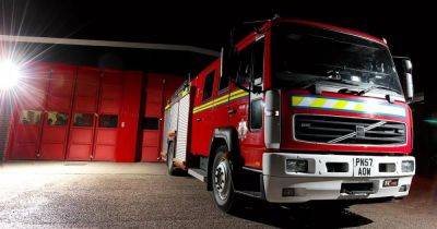 Firefighters urge people to shut doors and windows in Stockport blaze - manchestereveningnews.co.uk - county Lane