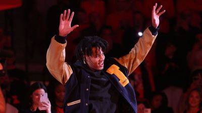 Illinois sorry for hanging Terrence Shannon Jr. jersey upside down - ESPN