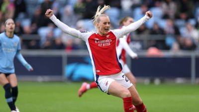 WSL: Arsenal strike late to edge out Manchester City