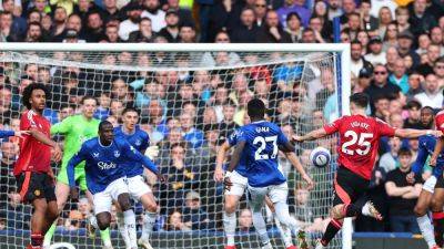 Manchester United battle back to draw with Everton