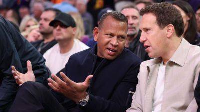 Alex Rodriguez makes half-court shot, wins Bucknell student $10K - ESPN