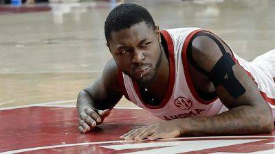 Oklahoma's Duke Miles chips teeth in painful attempt to dive for loose ball - foxnews.com - county Norman - state Mississippi - state Oklahoma