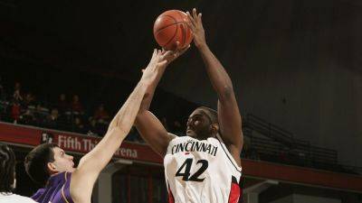 Ex-Cincinnati men's basketball player Steve Toyloy dead at 37