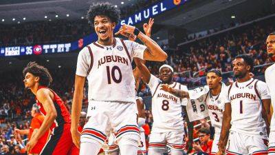 AP Top 25: Auburn holding strong atop men's poll; preseason No. 1 Kansas out