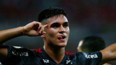 Everton sign Argentine midfielder Alcaraz on loan