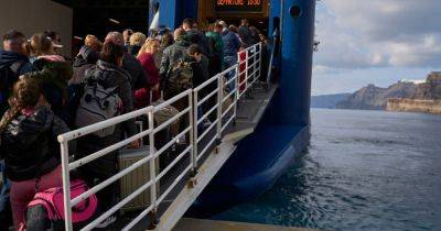 Santorini evacuates residents as government holds emergency earthquake meeting - manchestereveningnews.co.uk - Britain - Greece