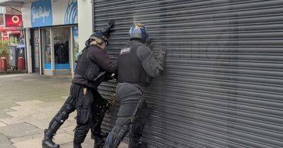 Police saw down door and raid shop in Chorlton before man arrested - manchestereveningnews.co.uk - county Centre