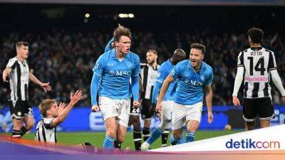 Scott Mactominay - Alex Meret - Diego Armando Maradona - Matteo Politano - Napoli Vs Udinese: Il Partenopei Tertahan di Kandang 1-1 - sport.detik.com