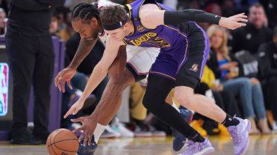 Sources -- Reaves to undergo MRI after exiting Clippers-Lakers - ESPN