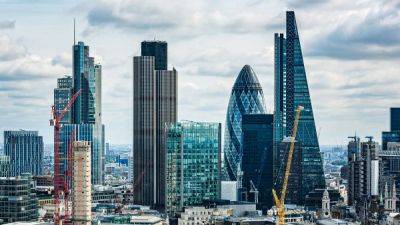 Struggling to find work? UK sees more jobseekers and fewer vacancies - euronews.com - Britain