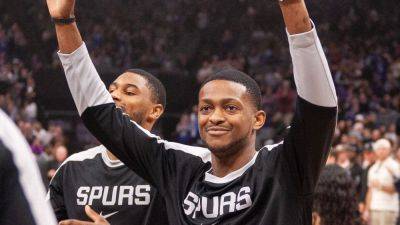 Spurs' De'Aaron Fox to have season-ending surgery on pinkie - ESPN