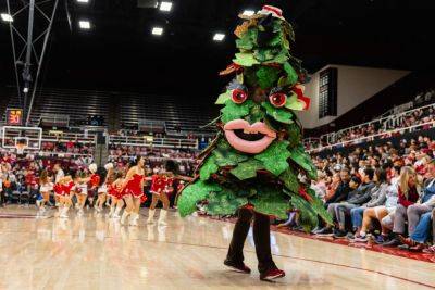 Miami Mascot Subs In For Stanford Tree Performer Who Had To Use The Restroom - foxnews.com - state North Carolina