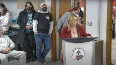 Illinois mother files civil rights complaint, says daughter nearly forced to change in front of trans student - foxnews.com - state Illinois