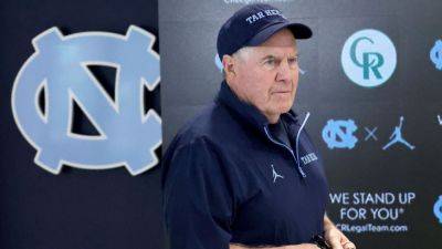 Bill Belichick - Bill Belichick surprises Tar Heels with pizza for UNC-SDSU watch party - ESPN - espn.com - state Oregon - state North Carolina - county Beaver
