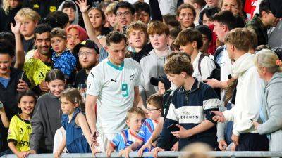 Nottingham Forest's Chris Wood carded for signing autographs in match - ESPN