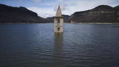 Heavy rainfall fills empty reservoirs in Spain, bringing drought relief and floods - euronews.com - Spain - county Valencia