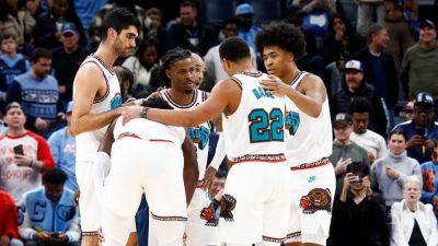 Grizzlies teammates separated from each other after shove during timeout