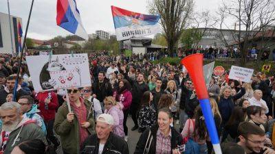 Thousands in Serbia protest outside pro-government TV station over demo coverage