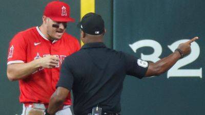 Fan reaches into Trout's glove to steal a catch in Houston - ESPN