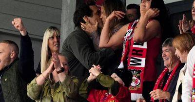 Ryan Reynolds - Rob Macelhenney - Sam Smith - Ryan Reynolds shares kiss with Blake Lively as Wrexham earn third promotion - breakingnews.ie - county King And Queen