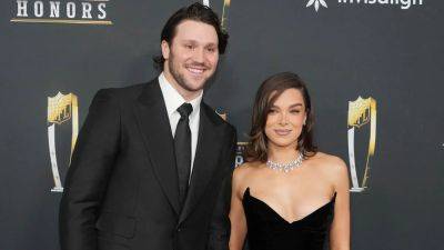 Hailee Steinfeld struggles to say nice things about one of fiancé Josh Allen's bitter rivals